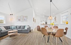 ein Wohnzimmer mit Sofa und Tisch in der Unterkunft Stunning Home In Hemmet With Wifi in Hemmet