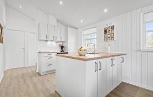 eine Küche mit weißen Schränken und einer Spüle in der Unterkunft Stunning Home In Hemmet With Wifi in Hemmet