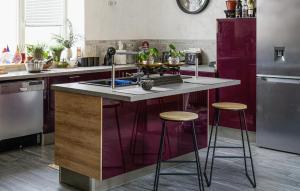cocina con fregadero y 2 taburetes en Nice Apartment In Champagnole With Wifi en Champagnole