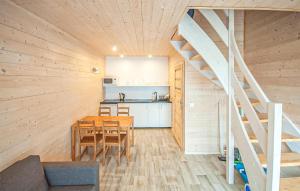 een keuken en eetkamer met een tafel en een trap bij Nice Home In Sarbinowo With Wifi in Sarbinowo