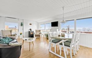 Uma TV ou centro de entretenimento em Beautiful Home In Allinge With Wifi