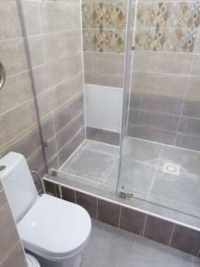 Ένα μπάνιο στο Изумительная Трёшка в ЖК Модерн Сити