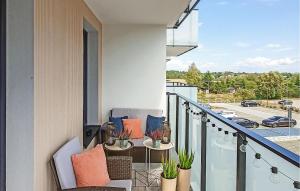 een balkon met 2 stoelen en een tafel met planten bij 2 Bedroom Beautiful Apartment In Biskupiec in Biskupiec