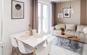比斯庫佩茲的住宿－2 Bedroom Beautiful Apartment In Biskupiec，白色的客厅配有白色的桌子和椅子