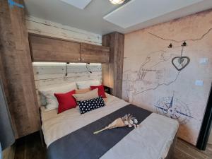 a bedroom with a bed with a map on the wall at Mobilheim Kaperfahrt in Großenbrode