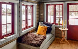 Χώρος καθιστικού στο 4 Bedroom Cozy Home In Reinli