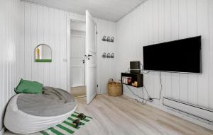 Bjerregårdにある3 Bedroom Pet Friendly Home In Hvide Sandeのリビングルーム(壁にテレビ付)