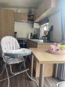 eine Küche mit einem Stuhl und einem Tisch in der Unterkunft Tinyhouse am See im Donau-Ries in Wemding