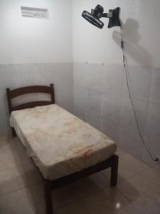 una habitación con una mesa con una cámara en la pared en Residencial Barbosa 103, en Macaé