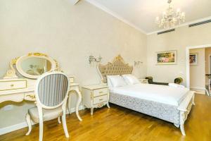 um quarto com uma cama, uma secretária e um espelho em VIP Apartment MANDARIN em Baku