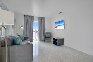 TV a/nebo společenská místnost v ubytování Stylish Wynwood Flats