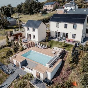 een luchtzicht op een huis met een zwembad bij MY House's - 3 maisons avec piscine commune et la maison pour 3 personnes max avec jacuzzi privé 