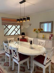 uma sala de jantar com uma mesa branca e cadeiras em LeComer em Carvoeiro
