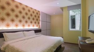 Кровать или кровати в номере Riverfront Melaka Hotel