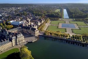 an aerial view of a castle and a lake at Le Bellifontain - 4 pers - 2 BR in Fontainebleau