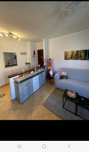 uma sala de estar com um sofá e uma mesa em A PLACE TO REMEMBER em Montegrosso dʼAsti