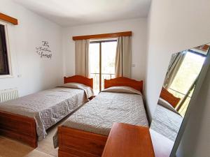 1 dormitorio con 2 camas y ventana en Maryloo Country House, en Kakopetria