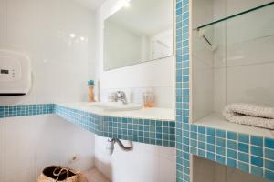 a bathroom with a sink and a mirror at Rez-de-villa avec piscine in Mandelieu-la-Napoule +17 photos