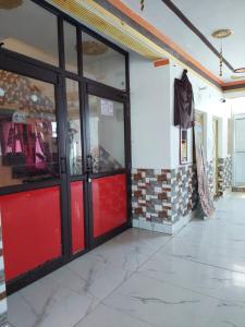 um restaurante com uma porta vermelha e uma parede de tijolos em Sanjay resort and hotel em Bareilly