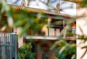 ein Haus mit einem Balkon und einem Zaun in der Unterkunft CasaCri in Cittiglio