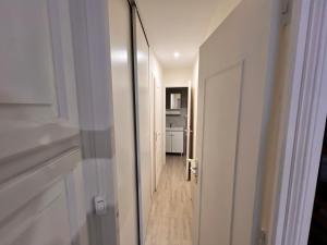 Kuchyňa alebo kuchynka v ubytovaní Appartement RDC 9 personnes, 2 chambres, wifi, proche du centre