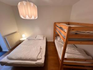 Posteľ alebo postele v izbe v ubytovaní Appartement RDC 9 personnes, 2 chambres, wifi, proche du centre