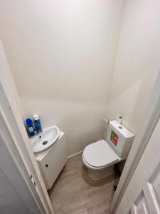 Kúpeľňa v ubytovaní Appartement RDC 9 personnes, 2 chambres, wifi, proche du centre