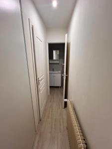 Kuchyňa alebo kuchynka v ubytovaní Appartement RDC 9 personnes, 2 chambres, wifi, proche du centre