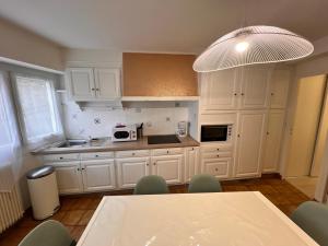 Kuchyňa alebo kuchynka v ubytovaní Appartement RDC 9 personnes, 2 chambres, wifi, proche du centre
