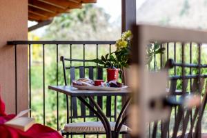 een tafel met een bord eten en een plant op een balkon bij CasaCri in Cittiglio