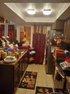 uma cozinha com um balcão e um frigorífico em Vanessa rooms em Harker Heights