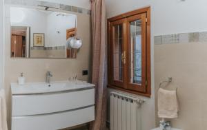 La salle de bains est pourvue d'un lavabo et d'un miroir. dans l'établissement A Casa di Marina, à Bassiano