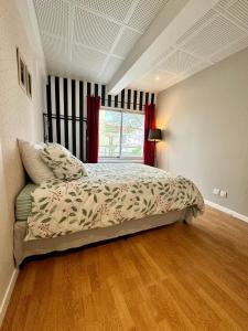 Een bed of bedden in een kamer bij Appartement lumineux et rénové près de Montmartre "Amélie"