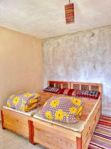 Duas camas individuais num quarto em Agora Homestay em Uttarkāshi