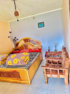 um quarto com uma cama, uma mesa e uma cadeira em Agora Homestay em Uttarkāshi