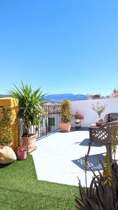 d'une terrasse avec des plantes en pot et une vue sur l'eau. dans l'établissement Los Caňos II - Parking opcional, à Jaén