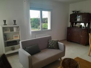 un soggiorno con un divano e una finestra di Chez Paulette a Halinghen