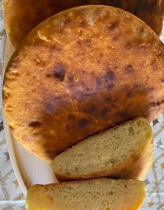bochenek chleba i dwa kawałki chleba. w obiekcie EKO KAMP „LUKE“ w mieście Nikšić