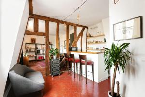 cocina y sala de estar con barra y sillas en Central Paris - Sentier - CityApartmentStay en París