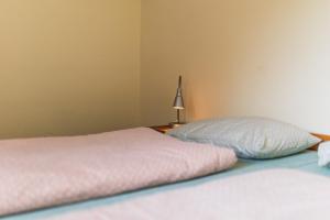 Letto o letti in una camera di Baden Youth Hostel