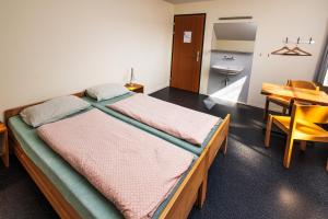 Letto o letti in una camera di Baden Youth Hostel