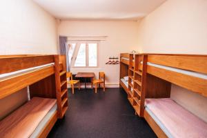 Letto o letti in una camera di Baden Youth Hostel