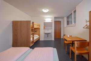 Letto o letti in una camera di Baden Youth Hostel