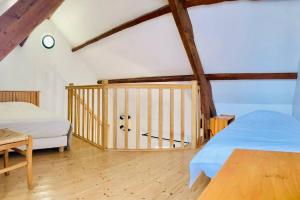 1 dormitorio con 1 cama y suelo de madera en La Grange Dimière - Duplex 3 pers - Parking privé, en Saint-Martin-Boulogne