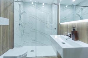 baño blanco con ducha y lavamanos en Vomero House, en Nápoles