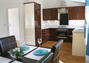 A kitchen or kitchenette at Golden Cross Lodges 
