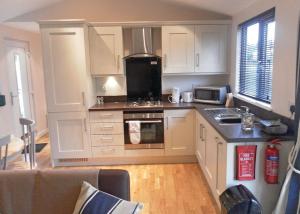 A kitchen or kitchenette at Golden Cross Lodges 