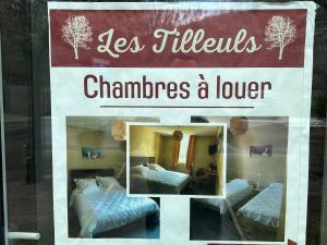 un cartel en la ventana de un dormitorio con 2 camas en Les tilleuls, en Souillac