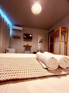 um quarto com uma cama com toalhas em Martinelli Residence em Fernando de Noronha