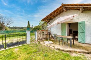 a table and chairs in the backyard of a house at Maison de Campagne in Gignac